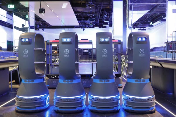 机器人底层行走技术已趋向成熟 服务机器人产业将迎来蓬勃发展